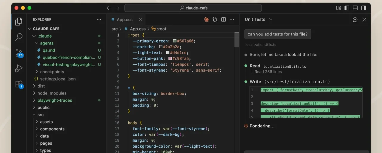 VS Code עם סייר הקבצים משמאל, קוד במרכז וחלונית קלוד מימין